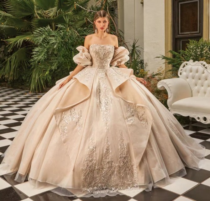 Schulterfreies Prinzessinnen Brautkleid Iphigenia in Champagne mit Kathedralen Schleppe Ärmel&nbsp;Abnehmbar