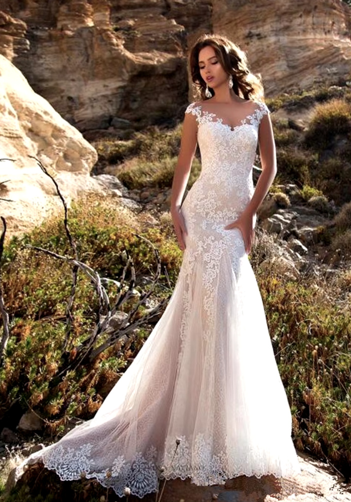 Modernes Fit and Flare Brautkleid Carmina mit Blumenspitze und Schleppe